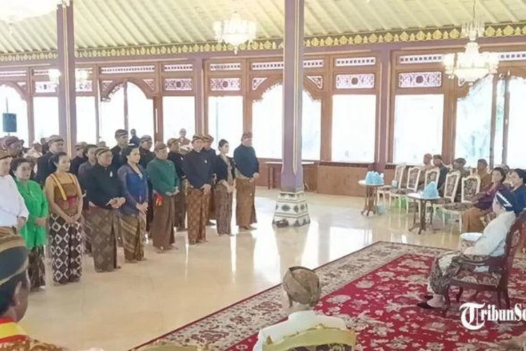 Viral Abdi Dalem Keraton Solo Dapat THR Rp14.000, Dibagikan Pakubuwono XIV – GenPI.co – GenPI.co