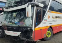 Viral Bus Harapan Jaya Ngeblong di Branggahan Kediri Diadang Pemotor – detikcom: Kejadian dan Dampaknya