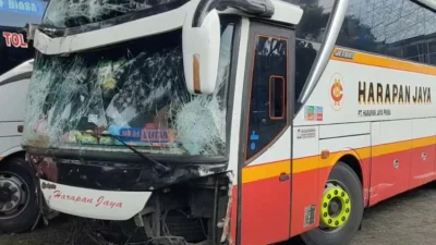 Viral Bus Harapan Jaya Ngeblong di Branggahan Kediri Diadang Pemotor – detikcom: Kejadian dan Dampaknya