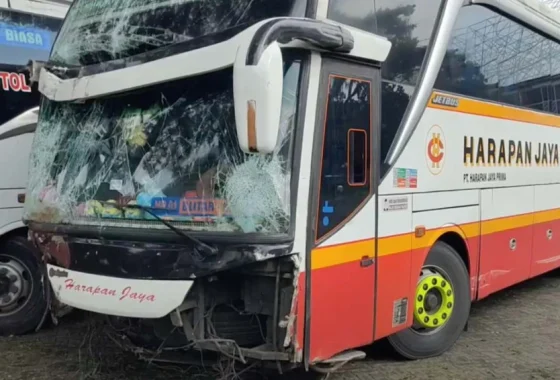 Viral Bus Harapan Jaya Ngeblong di Branggahan Kediri Diadang Pemotor – detikcom: Kejadian dan Dampaknya