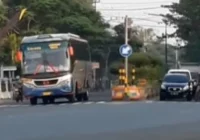 Viral di Madiun! Bus Pariwisata Senggol Polisi Saat Putar Balik Berujung Bersitegang – iNews.ID