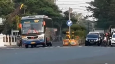 Viral di Madiun! Bus Pariwisata Senggol Polisi Saat Putar Balik Berujung Bersitegang – iNews.ID