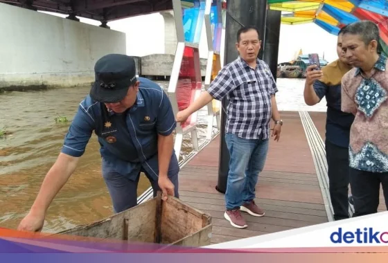 Viral di Medsos, Petugas Buang Sampah ke Sungai Picu Kecaman – Berita Borneo: Fakta Lengkap dan Reaksi Publik