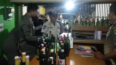 Viral Miras di Meja Tamu Momen Lebaran, Satpol PP Banjarnegara Sita 44 Botol – Berita Bersatu: Penyelidikan Lengkap