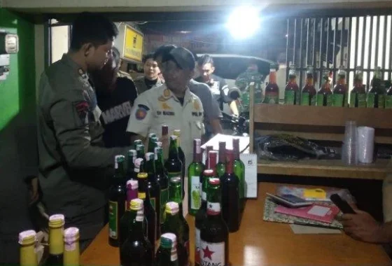 Viral Miras di Meja Tamu Momen Lebaran, Satpol PP Banjarnegara Sita 44 Botol – Berita Bersatu: Penyelidikan Lengkap