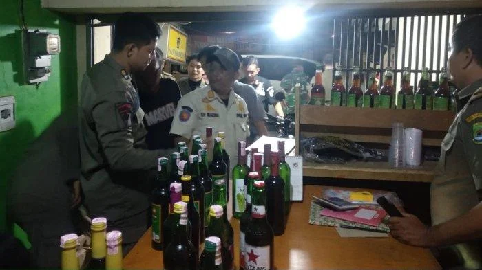 Viral Miras di Meja Tamu Momen Lebaran, Satpol PP Banjarnegara Sita 44 Botol – Berita Bersatu: Penyelidikan Lengkap