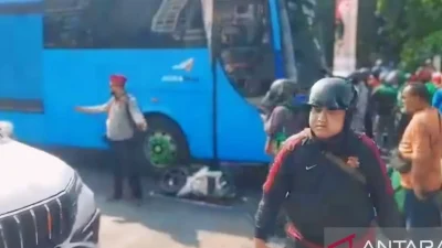 Viral! Pemotor Tewas Terlindas Bus TransJatim di Lamongan – iNews.ID: Tragedi Menggemparkan di Jawa Timur