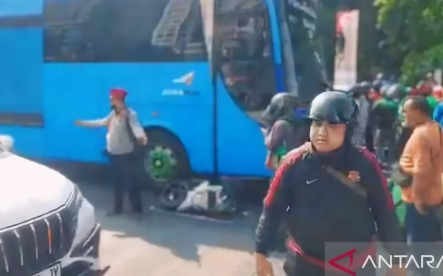 Viral! Pemotor Tewas Terlindas Bus TransJatim di Lamongan – iNews.ID: Tragedi Menggemparkan di Jawa Timur