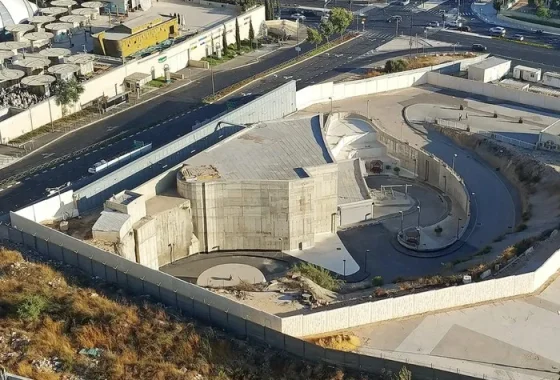 Viral Video CCTV Bunker Netanyahu Dihantam Rudal Saat Rapat dengan Jenderal, Benarkah? – Analisis Lengkap – Herald ID