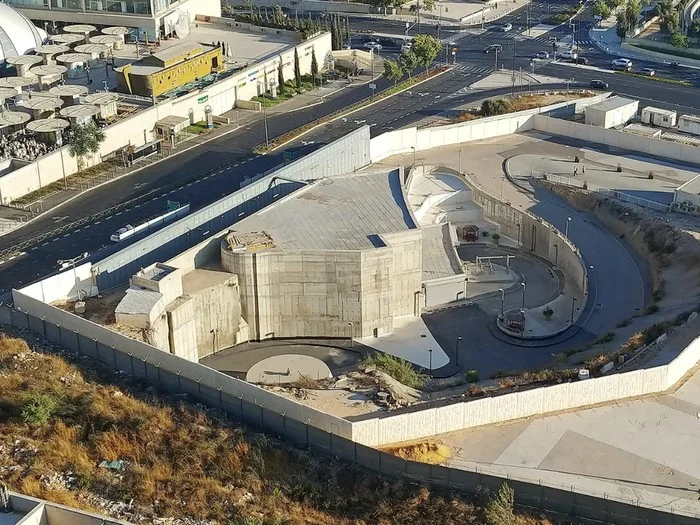 Viral Video CCTV Bunker Netanyahu Dihantam Rudal Saat Rapat dengan Jenderal, Benarkah? – Analisis Lengkap – Herald ID