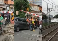 Viral Warga Blokir Rel Kereta Api Usai Mobil Tertemper – detikoto: Kronologi, Dampak, dan Tindakan