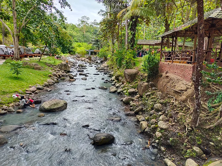 2 mahasiswi terseret arus sungai saat berswafoto di wisata Wira Garden Lampung | SAPA SIANG [titlebase] – Insiden Tragis di Area Wisata