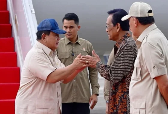 Adab Prabowo hormat disambut Sultan HB X sebelum bertolak ke Magelang resmikan pabrik mobil listrik [titlebase] – Saksikan Momen Bersejarah