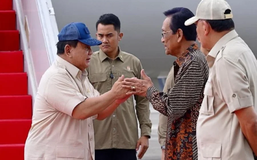 Adab Prabowo hormat disambut Sultan HB X sebelum bertolak ke Magelang resmikan pabrik mobil listrik [titlebase] – Saksikan Momen Bersejarah