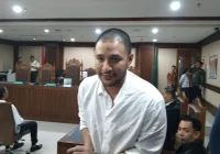 Ammar Zoni menangis saat susun pleidoi, kenang kepergian orang tua dan anak [titlebase] – Emosi Mengalir di Pengadilan