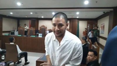 Ammar Zoni menangis saat susun pleidoi, kenang kepergian orang tua dan anak [titlebase] – Emosi Mengalir di Pengadilan