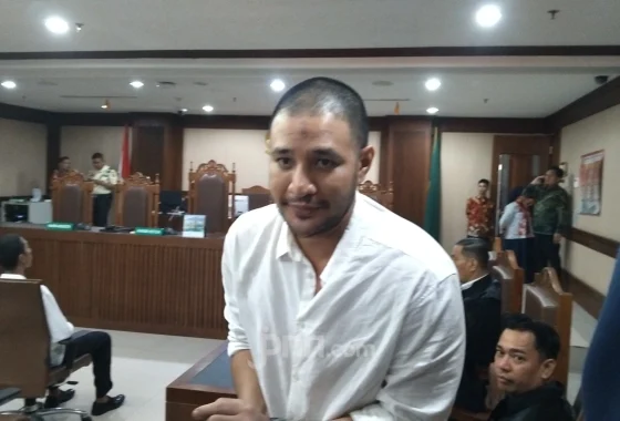 Ammar Zoni menangis saat susun pleidoi, kenang kepergian orang tua dan anak [titlebase] – Emosi Mengalir di Pengadilan