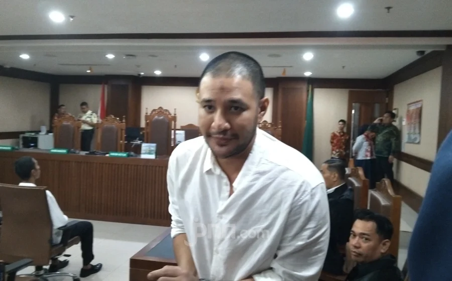 Ammar Zoni menangis saat susun pleidoi, kenang kepergian orang tua dan anak [titlebase] – Emosi Mengalir di Pengadilan