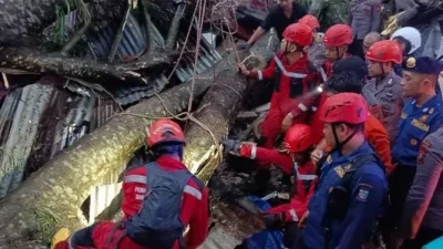 Anak ojol korban tewas tertimpa pohon di Palembang ungkap impian sang ayah, Ratu Dewa turun tangan [titlebase] – Tragedi yang menggugah hati