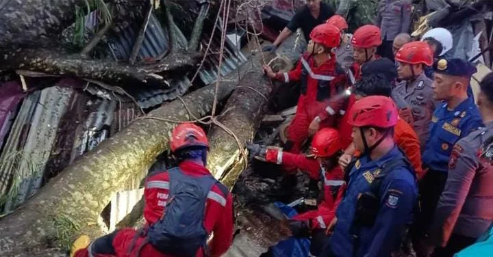 Anak ojol korban tewas tertimpa pohon di Palembang ungkap impian sang ayah, Ratu Dewa turun tangan [titlebase] – Tragedi yang menggugah hati