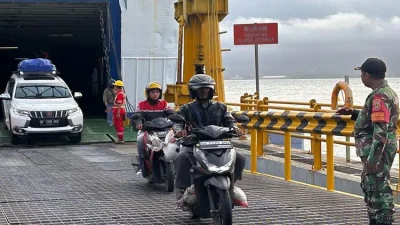 Antrean kendaraan penyeberangan Ketapang-Gilimanuk terurai [titlebase] – Jalan Bebas Macet di Perbatasan