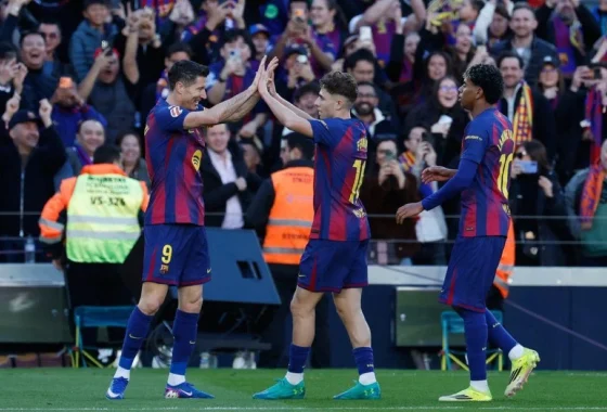 Barcelona sikat 10 pemain Atletico lewat gol telat Lewandowski, makin kukuh di puncak Liga Spanyol [titlebase] – Kemenangan Telat yang Mengguncang