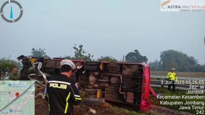 Breaking news: Bus Restu terguling di Tol Jombang, belasan penumpang dilarikan ke RS [titlebase] – Update Terbaru