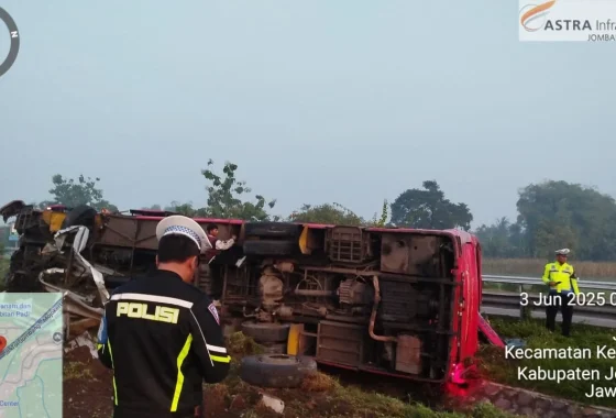 Breaking news: Bus Restu terguling di Tol Jombang, belasan penumpang dilarikan ke RS [titlebase] – Update Terbaru