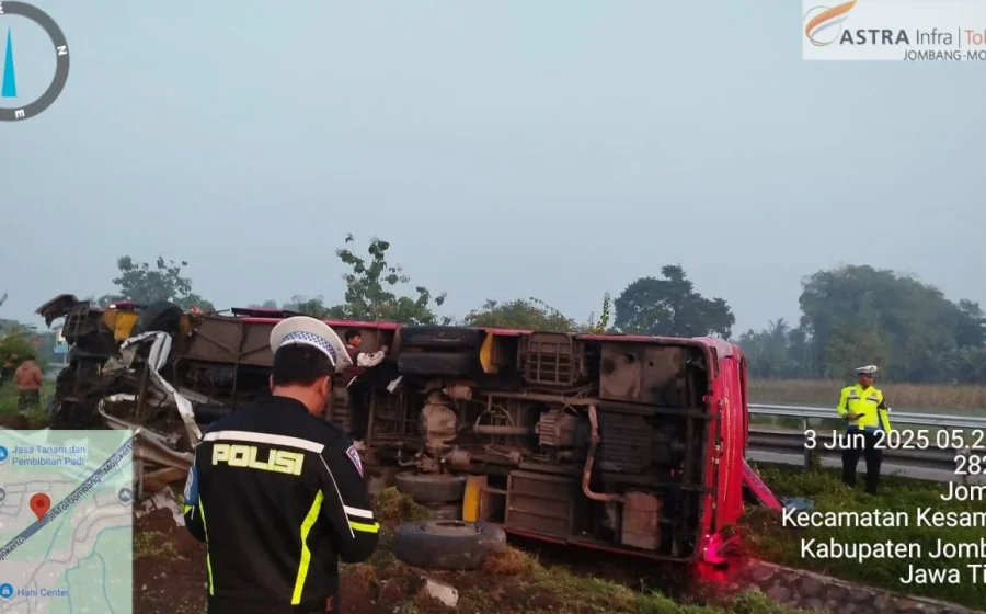 Breaking news: Bus Restu terguling di Tol Jombang, belasan penumpang dilarikan ke RS [titlebase] – Update Terbaru