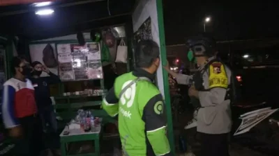 Brimob Polda Metro bubarkan gerombolan pemuda yang pesta miras di Condet [titlebase]