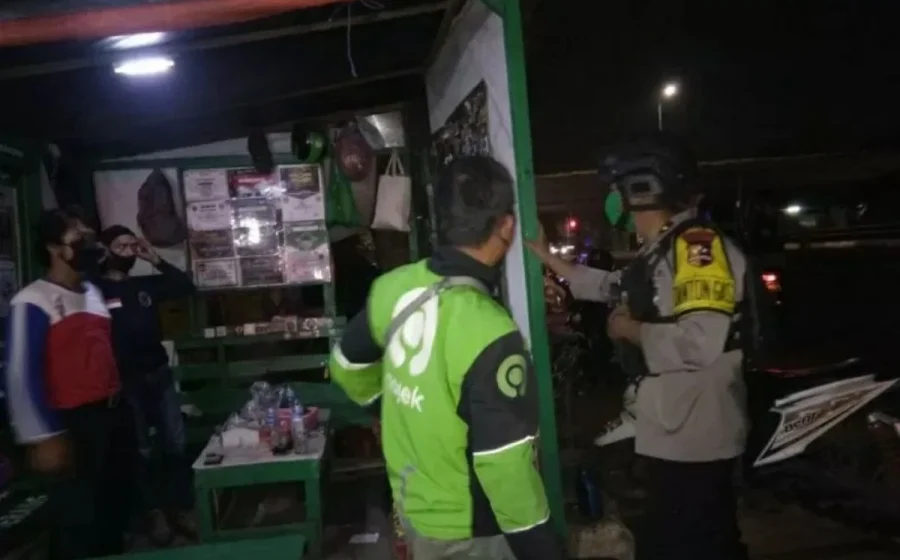 Brimob Polda Metro bubarkan gerombolan pemuda yang pesta miras di Condet [titlebase]