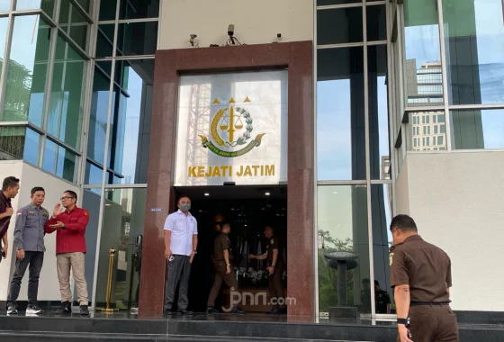 Diamankan Kejagung, Aspidum Kejati Jatim Langsung Dicopot [titlebase] – Penangkapan Mengejutkan Pejabat Tinggi