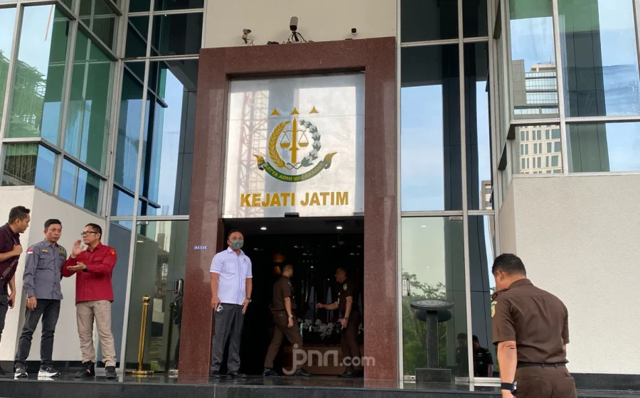 Diamankan Kejagung, Aspidum Kejati Jatim Langsung Dicopot [titlebase] – Penangkapan Mengejutkan Pejabat Tinggi
