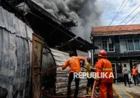 Diduga korsleting, bengkel dan gudang suku cadang motor di Tangsel hangus dilalap api [titlebase] – Kebakaran Hebat yang Mengguncang Industri Motor Lokal