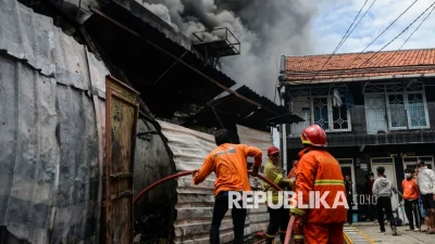 Diduga korsleting, bengkel dan gudang suku cadang motor di Tangsel hangus dilalap api [titlebase] – Kebakaran Hebat yang Mengguncang Industri Motor Lokal