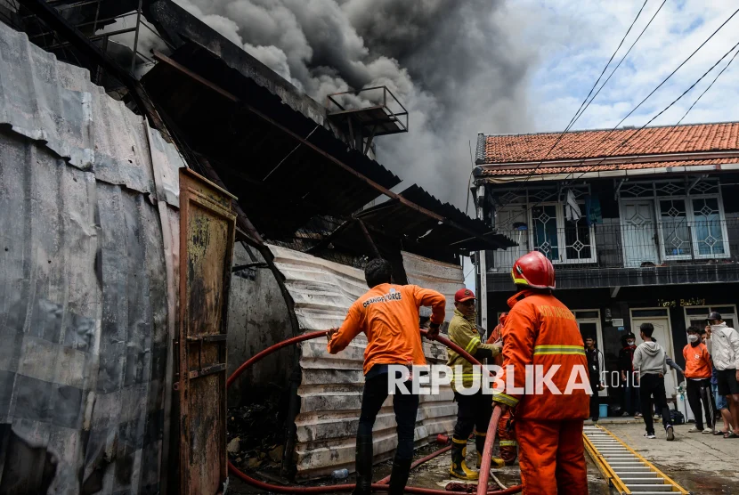 Diduga korsleting, bengkel dan gudang suku cadang motor di Tangsel hangus dilalap api [titlebase] – Kebakaran Hebat yang Mengguncang Industri Motor Lokal