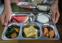 Diduga Makan Bergizi Gratis di Sukajaya, Viral Karna Distribusi Bermasalah – beritasatu.com