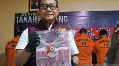 Dukun gadungan di Bogor cetak uang palsu pakai kertas karton [titlebase] – Skandal Cetak Uang Palsu Terbesar Tahun Ini