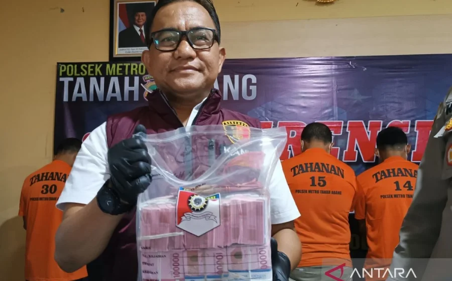 Dukun gadungan di Bogor cetak uang palsu pakai kertas karton [titlebase] – Skandal Cetak Uang Palsu Terbesar Tahun Ini