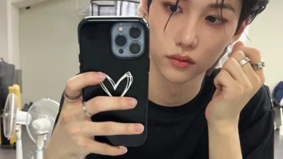 Felix Stray Kids Viral Berfoto Selfie dengan Ketua Samsung Lee Jae Yong – WowKeren: Detik-detik Menggemparkan