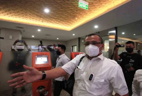 Ferdinand Hutahean somasi JK perkara video ceramah di UGM yang kini viral, diberi waktu 3×24 jam – MSN