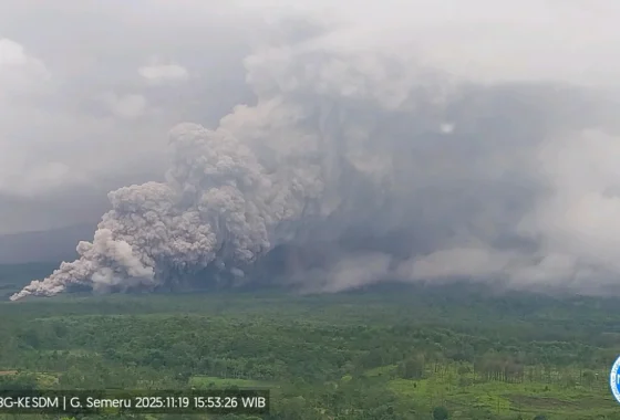 Gunung Semeru meletus 42 kali dinihari sampai siang hari ini [titlebase] – Dampak Hebat dan Upaya Penanggulangan
