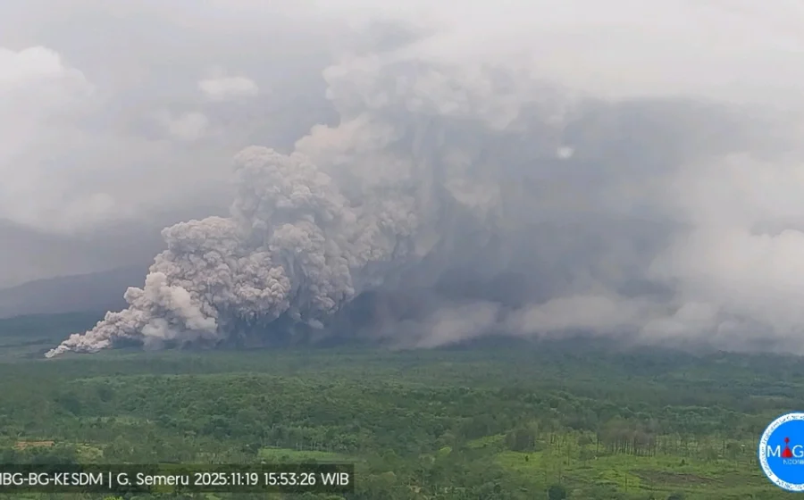 Gunung Semeru meletus 42 kali dinihari sampai siang hari ini [titlebase] – Dampak Hebat dan Upaya Penanggulangan