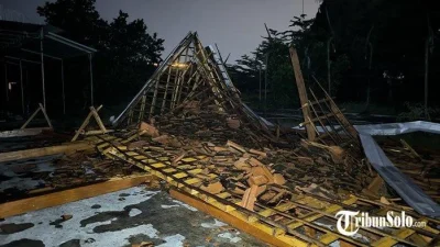 Hujan disertai angin hingga es terjang lima desa di Klaten, puluhan bangunan rusak [titlebase] – Bencana Alam Terparah Tahun Ini