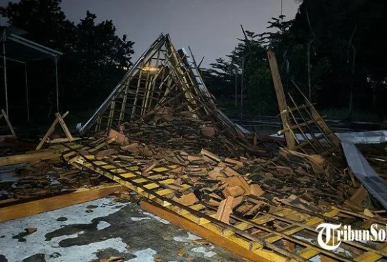 Hujan disertai angin hingga es terjang lima desa di Klaten, puluhan bangunan rusak [titlebase] – Bencana Alam Terparah Tahun Ini