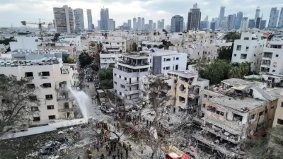 Iran bombardir Tel Aviv dengan tiga salvo rudal, lebih dari 100 warga terluka di tengah eskalasi [titlebase] – Kegawatan yang Meningkat