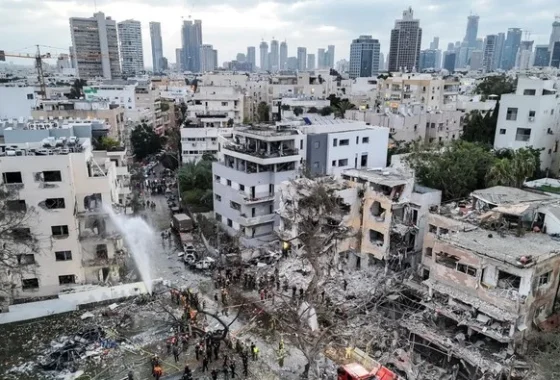 Iran bombardir Tel Aviv dengan tiga salvo rudal, lebih dari 100 warga terluka di tengah eskalasi [titlebase] – Kegawatan yang Meningkat