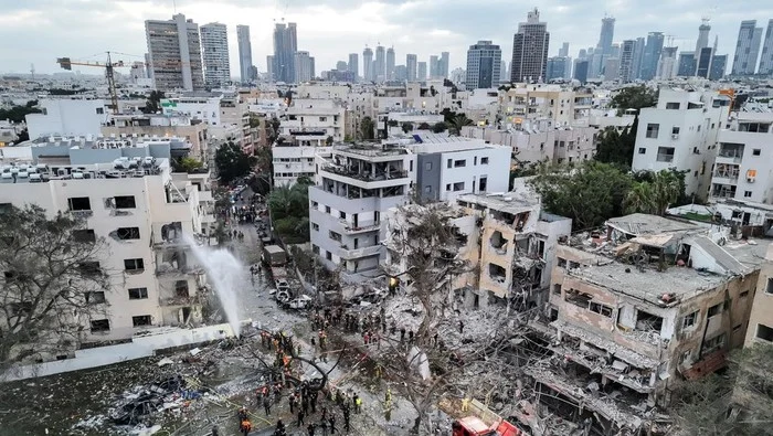 Iran bombardir Tel Aviv dengan tiga salvo rudal, lebih dari 100 warga terluka di tengah eskalasi [titlebase] – Kegawatan yang Meningkat