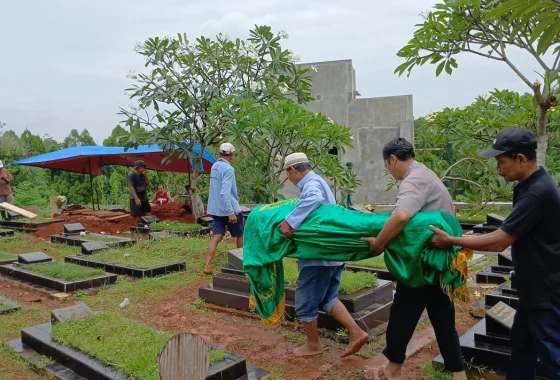 Isak Tangis Istri dan Anak di Pemakaman Kopda Farizal [titlebase] Menggugah Emosi Publik