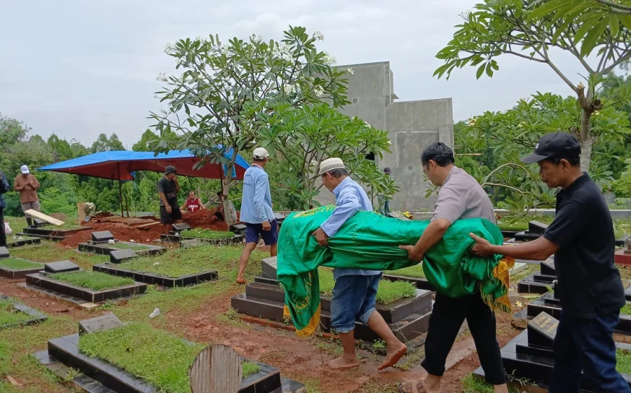 Isak Tangis Istri dan Anak di Pemakaman Kopda Farizal [titlebase] Menggugah Emosi Publik